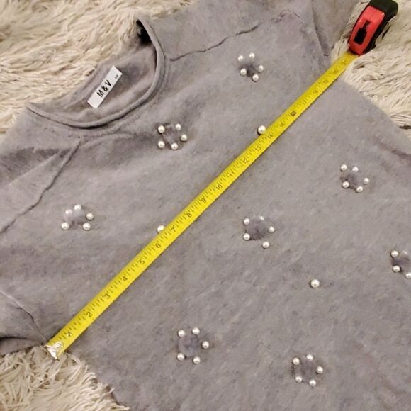 Beautiful M&V soft gray sweater with pearl detail - Picture 6 of 8